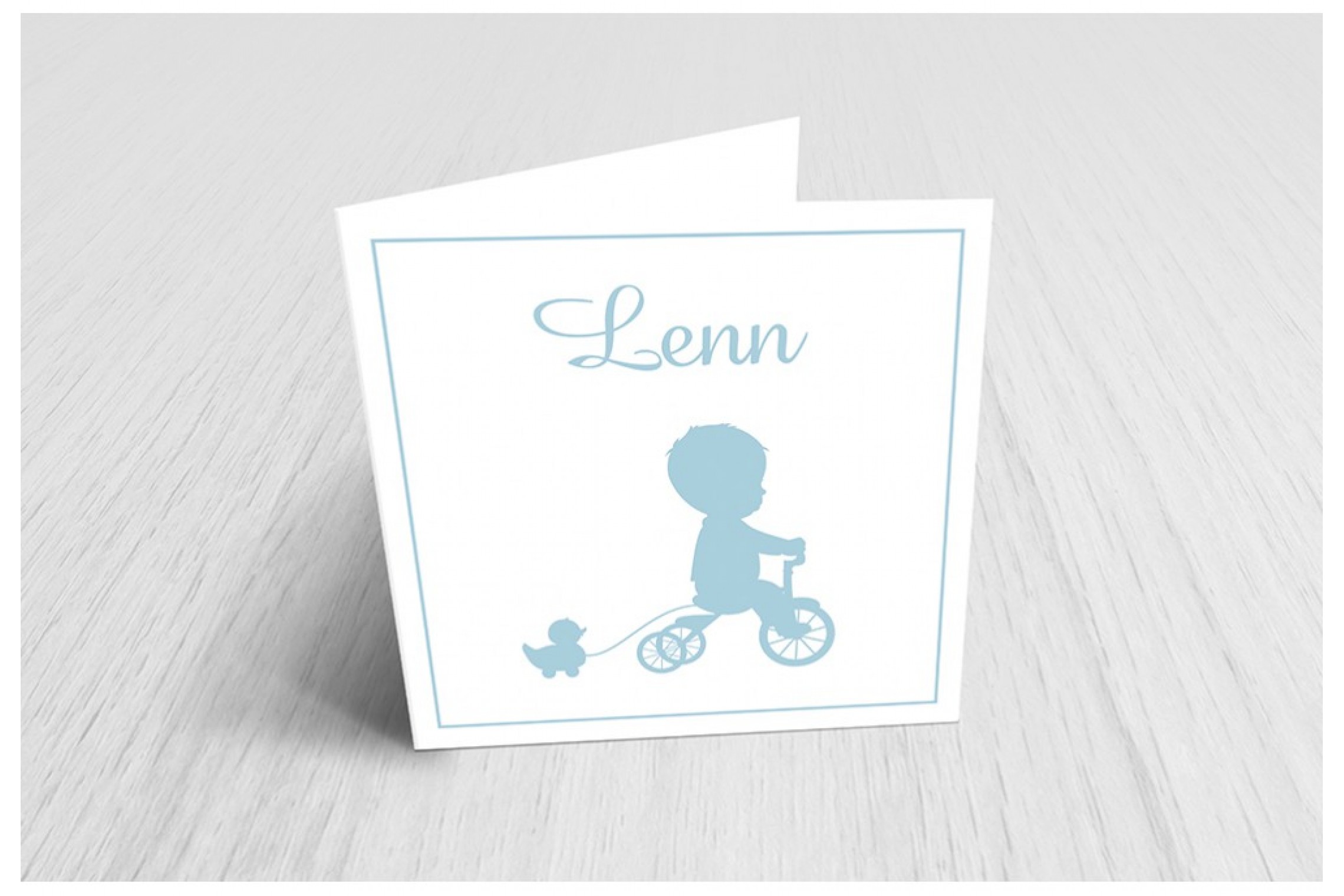 Jongen op fietsje